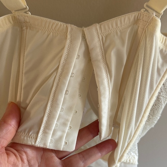Elegant Cream Lace Bustier - Picture 9 of 9